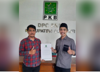 Seorang bakal calon legislatif mengambil formulir ke PKB Cianjur.