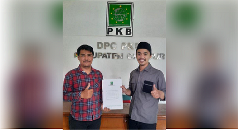 Seorang bakal calon legislatif mengambil formulir ke PKB Cianjur.