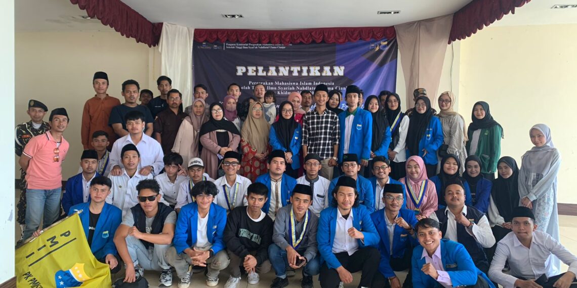 Foto bersama Pengurus Komisariat PMII STISNU Cianjur baru bersama tamu undangan, almuni dan orang tua pengurus.