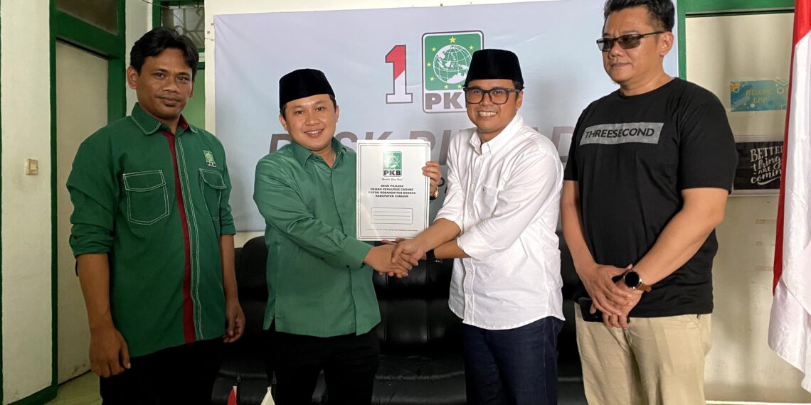 H Ibang (kemeja putih) serahkan berkas pendaftaran ke DPC PKB Cianjur.