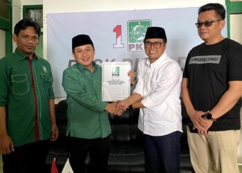 H Ibang (kemeja putih) serahkan berkas pendaftaran ke DPC PKB Cianjur.
