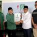 H Ibang (kemeja putih) serahkan berkas pendaftaran ke DPC PKB Cianjur.