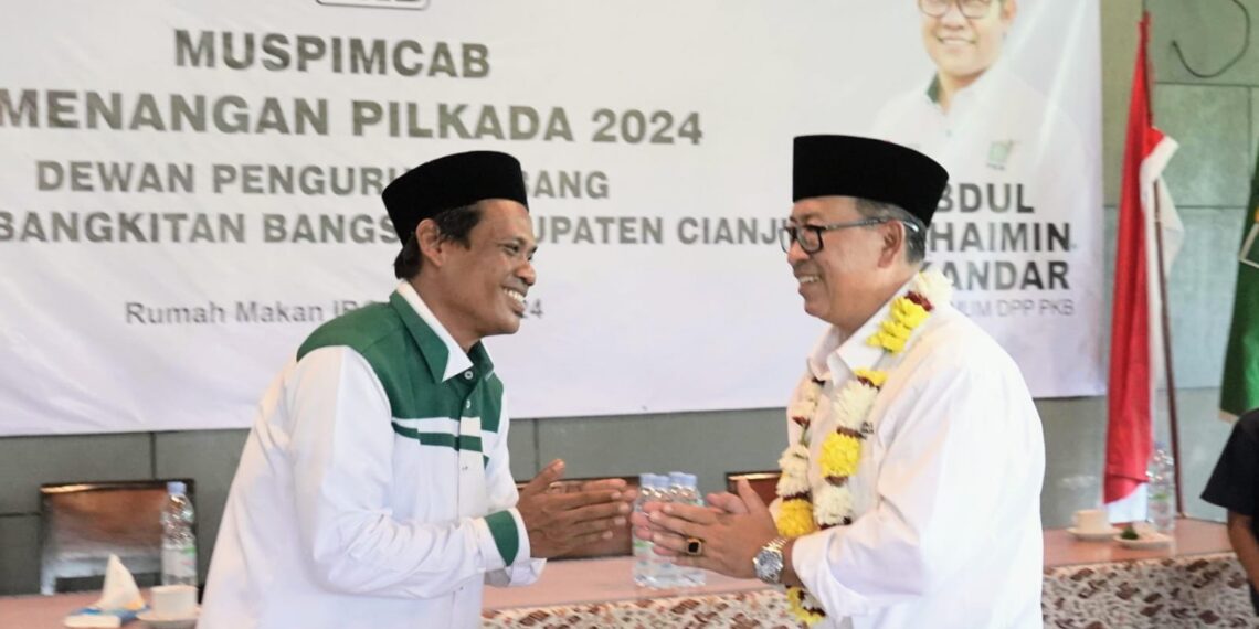 Ketua Desk Pilkada PKB Cianjur Engkus Kusnendar bersalaman dengan bakal calon bupati Cianjur H Herman Suherman