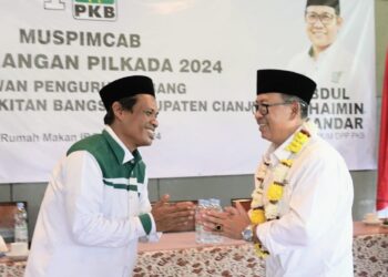 Ketua Desk Pilkada PKB Cianjur Engkus Kusnendar bersalaman dengan bakal calon bupati Cianjur H Herman Suherman
