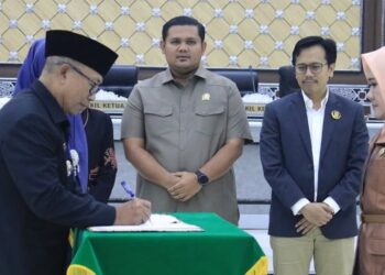 Wakil Ketua DPRD Cianjur Lepi Ali Firmansyah (Pakai Jas) bersama pimpinan DPRD lainnya saksikan penandatanganan berita acara sidang paripurna