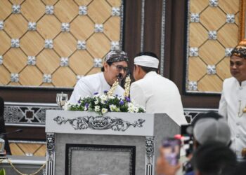 Kang Lepi berjabat tangan dengan Gubernur Jawa Barat Dedi Mulyadi