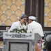 Kang Lepi berjabat tangan dengan Gubernur Jawa Barat Dedi Mulyadi